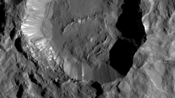 NASA-Sonde Ceres: Kraterformen auf Ceres weisen auf viel Wasser hin