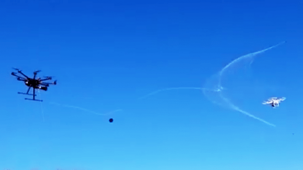 Ins Netz gegangen: Oktocopter fischt Quadcopter vom Himmel