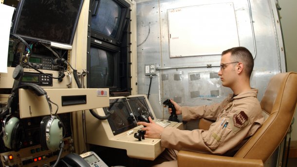 US-Soldat am Sensorenpult einer Kampfdrohne