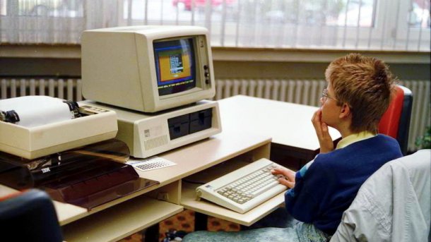 Kind sitzt fragend vor IBM PC XT 5160 (1988)