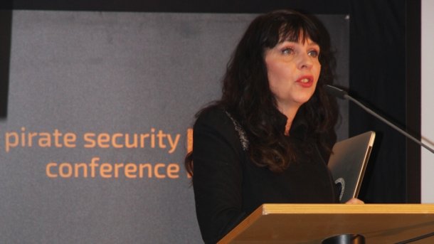 Pirate Security Conference: Isländische Piratin fordert, Gesetzgebung zurück in die Parlamente zu holen