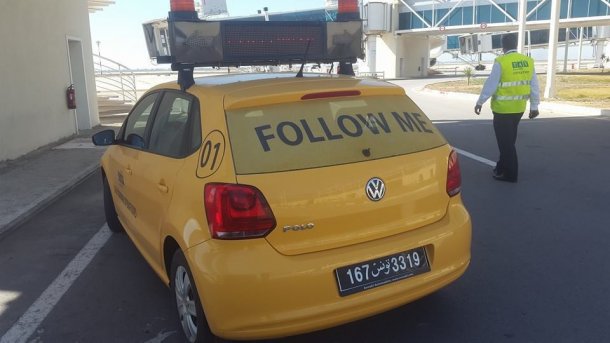 Gelbes "Follow Me"-Auto (Flughafen)