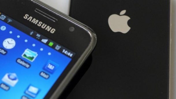 Handys von Samsung und Apple