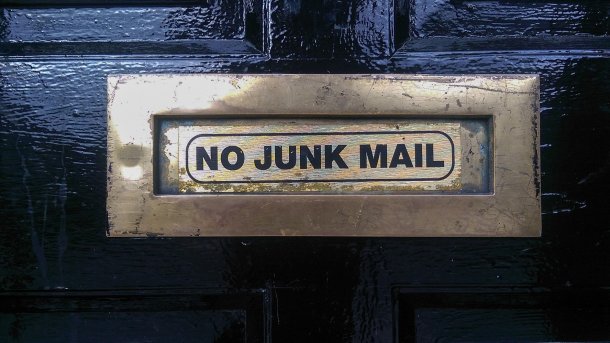 Briefschlitz mit Aufschrift "No Junk Mail"
