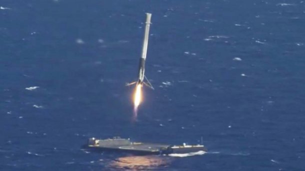 SpaceX: Raketenstufe landet auf schwimmender Plattform