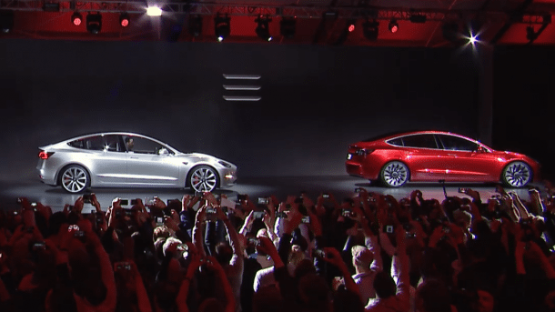 Drei Tesla Model 3 auf einer Bühne
