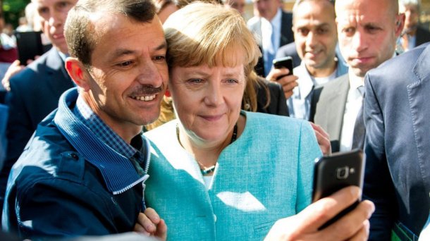 Angela Merkel mit Flüchtlingen