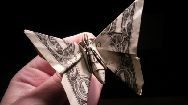Dollarschein zu Schmetterling gefaltet