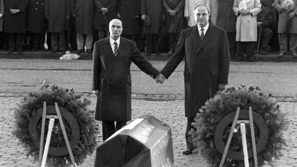 Hintergrund zu Verdun-Gedenkfeiern: So kam das historische Aussöhnungsfoto mit Mitterrand und Kohl zustande