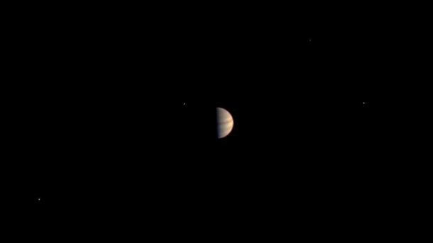 NASA-Sonde Juno: Jupiter und vier seiner Monde in Bewegung