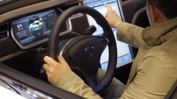 Bundesverkehrsministerium lässt Teslas Fahrassistenz-System prüfen