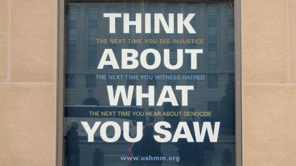 Plakat "Think about what you saw" des Holocaust Museums