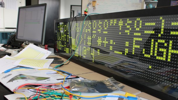 Flipdot-Display/Fahrtzielanzeige auf Tisch