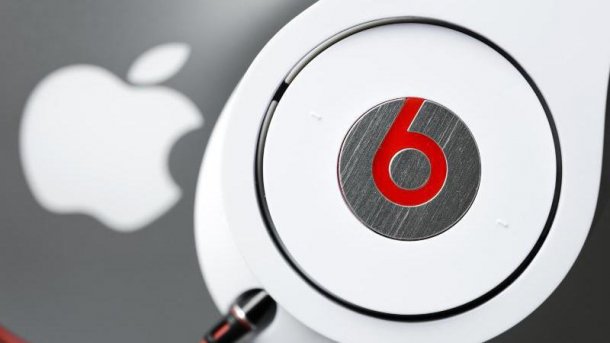 Apple Logo und Beats-Kopfhörer