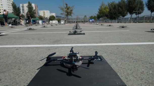 100 Drohnen über Linz: Spaxelkunst auf der Ars Electronica
