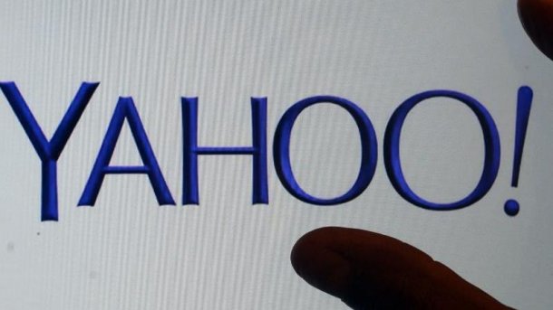 Finger greifen nach Yahoo-Logo