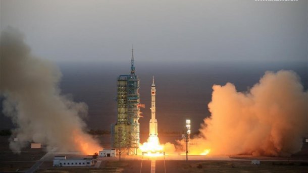 China schickt erfolgreich zwei Astronauten ins All