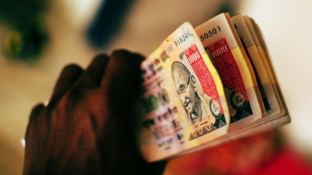 Weg in die bargeldlose Gesellschaft: Indien erklärt Großteil aller Rupien für wertlos
