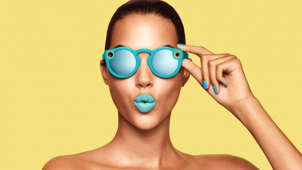 Spectacles: Snapchat-Kamerabrille wird aus dem Automaten verkauft