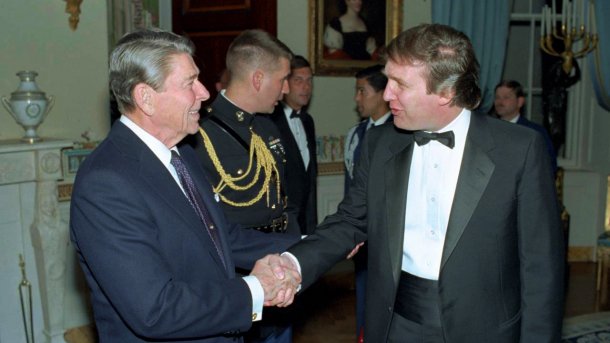 Ronald Reagan und Donald Trump geben einander die Hand