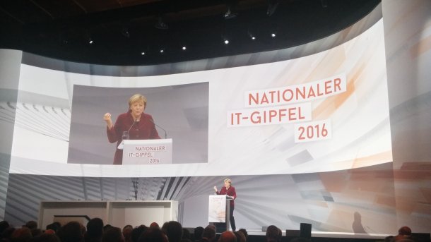 IT-Gipfel: Merkel plädiert für "Datensouveränität" statt Datenschutz