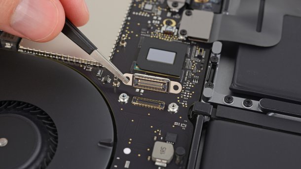 MacBook Pro mit Touch Bar: Verlötete SSD auch beim 15-Zoll-Modell, Wartungsport entdeckt