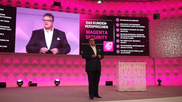 Telekom-Manager Dirk Backofen stellt die neuen Produkte vor
