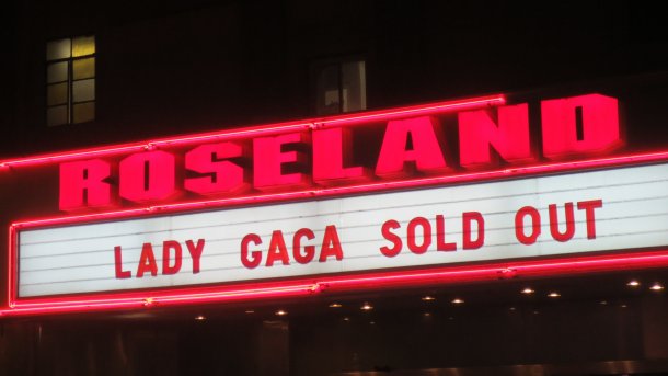 Aufschrift "Roseland - Lady Gaga Sold Out"