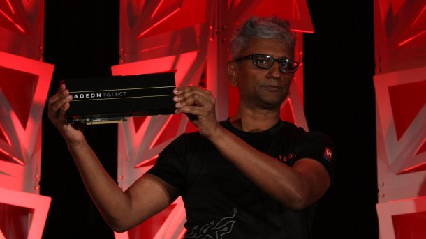 AMDs Chefarchitekt Raja Koduri zeigt im kalifornischen Sonoma die ersten Radeon-Instinct-Karten. 