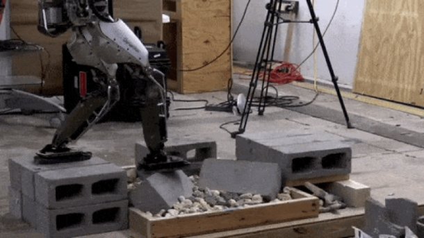 Ein Roboter, der wie ein Mensch geht