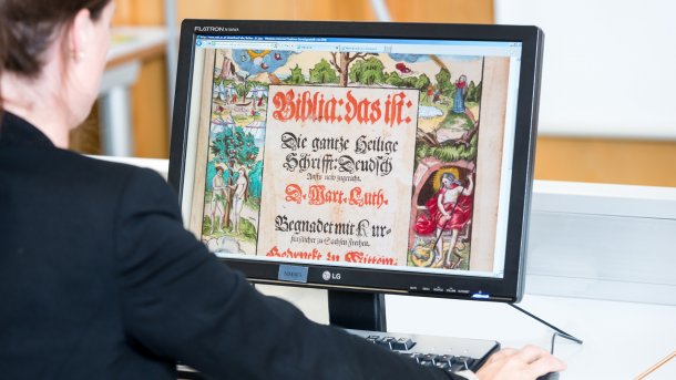 Lutherbibel-Deckblatt auf Flachbildschirm