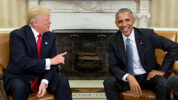 Trump und Obama sitzen auf Couch im Oval Office