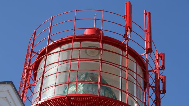 Rote Leuchtturmspitze mit roten GSM-Antennen