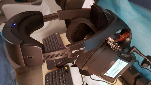 Kabellos und mit Inside-Out-Tracking: Intels VR-Headset Project Alloy ausprobiert