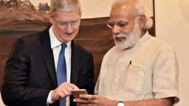 Apple-Chef Tim Cook mit dem indischen Premierminister Narendra Modi
