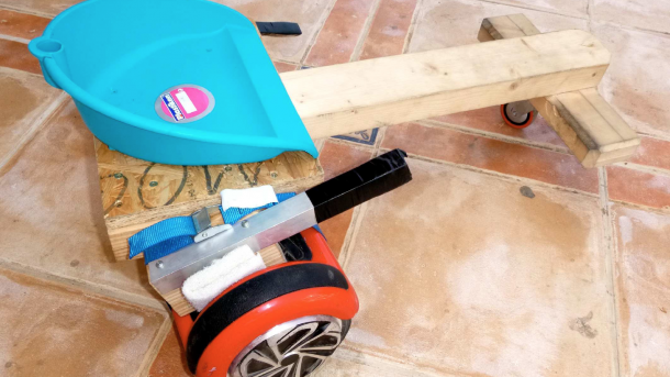 Hoverboard mit Aufsatz aus Holz und einer Kehrschaufel