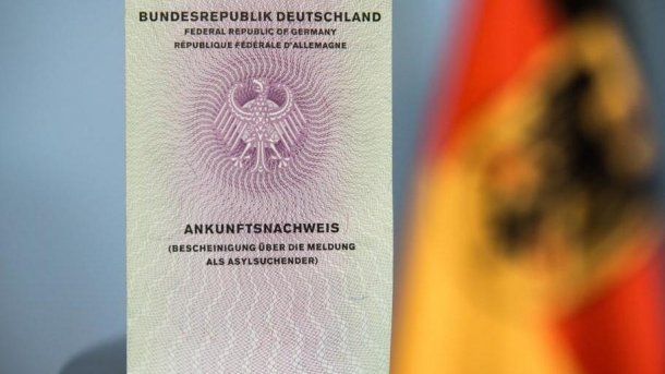 Bundesregierung: 2,3 Millionen Euro für Kartenlesegeräte von Asylbewerber-Handys