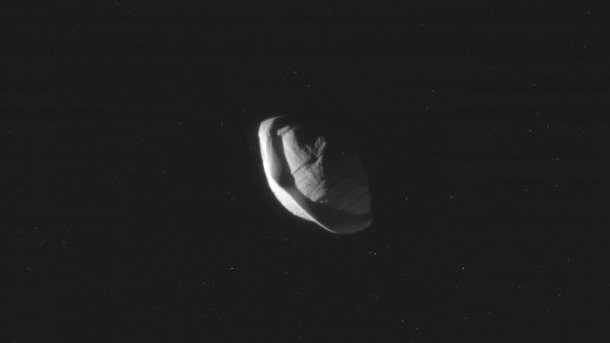 NASA-Sonde Cassini: Seltsam geformter Saturnmond Pan abgelichtet