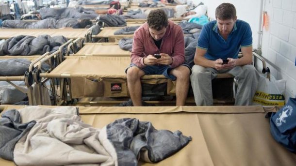 Flüchtlinge mit Smartphones