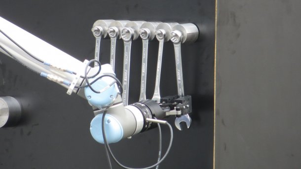 Robotikwettbewerb MBZIRC: Landeanflüge und der Griff zum Schraubenschlüssel