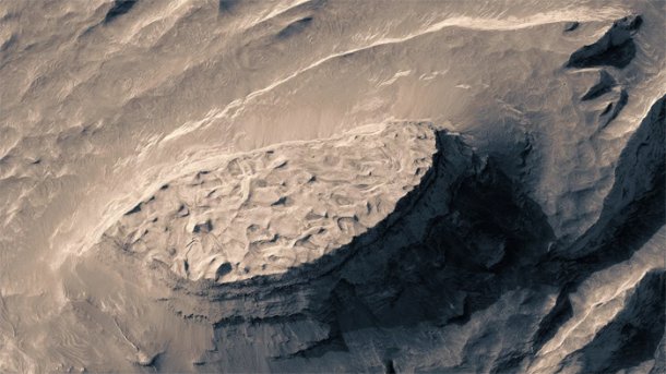 Fiktiver Drohnenflug über den Mars aus NASA-Bildern berechnet