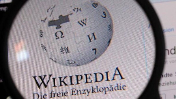 Wikipedia-Logo unter Lupe