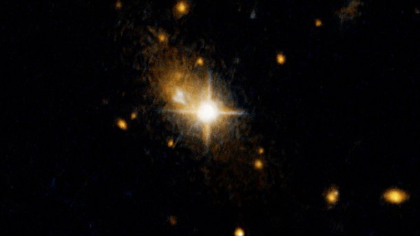 Hubble: Supermassives Schwarzes Loch rast aus Heimatgalaxie