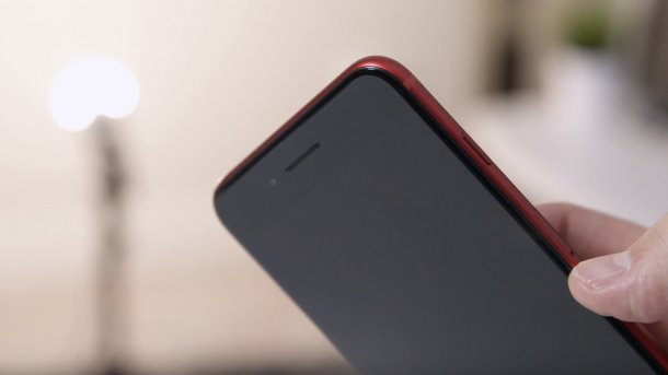 Bastelarbeit: iPhone 7 Product Red bekommt schwarzes Vorderteil