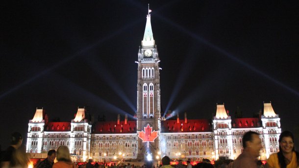 Parlamentsgebäude mit Lichtinstallation