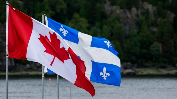 Fahne Kanadas, dahinter die Fahne Quebecs