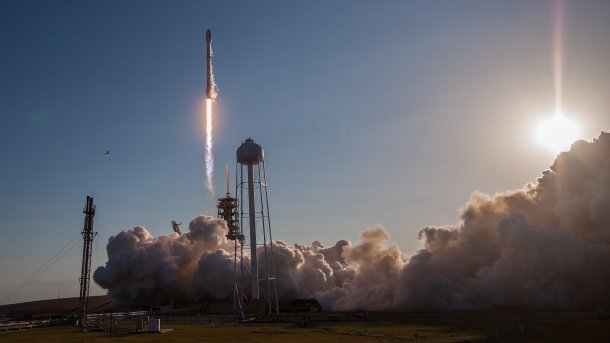 SpaceX bringt Spionagesatelliten ins All