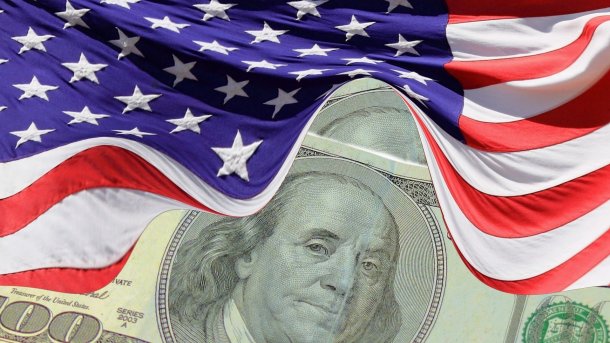 Hundert-US-Dollar-Schein, darüber US-Fahne