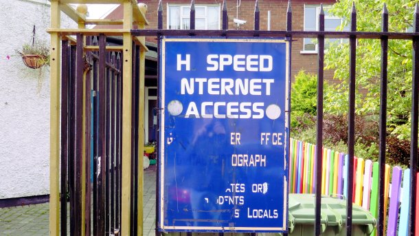 Altes Schild, das einen "Hi-Speed Internet Access" bewirbt, wo aber Buchstaben fehlen
