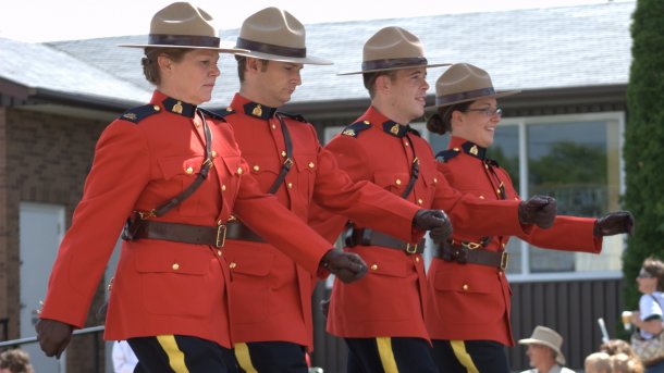 4 RCMP-Polizisten in ihrer roten Paradeuniform